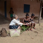 Utbyter kunskap mellan kvinnorna och mig långt ute på landsbygden i Madagaskar. Eget Artist in Residency under 3 månader 