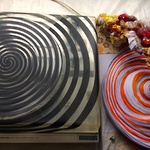 2 skivspelare där den ena skapar optiska mönster och den andra spinner garn,2015 © Monica Nilsson
