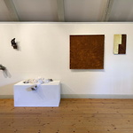 Glitter & dunkel, Stenhuset konsthall, utställningsvy. Konstnärer: Victoria Brännström, Catarina W. Källström och Tomas Robefelt.