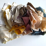 Tygrester från färgning. © Monika Pettersson