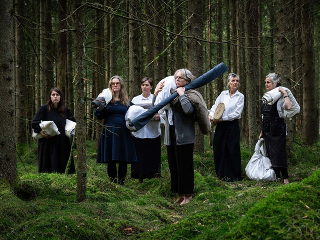 "Något om det vi bär – och om det som burits av dem innan oss" Arvbetagelse i Sjuhäradsbygden på Borås Textilmuseum 14 november 2026 - 18 april 2027. Foto: Amelia Finngåård © Arvbetagelse